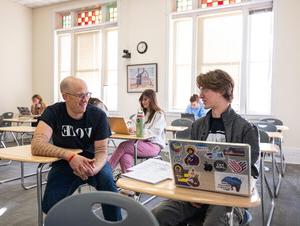 Jonathan Redding talks with a NWU student.